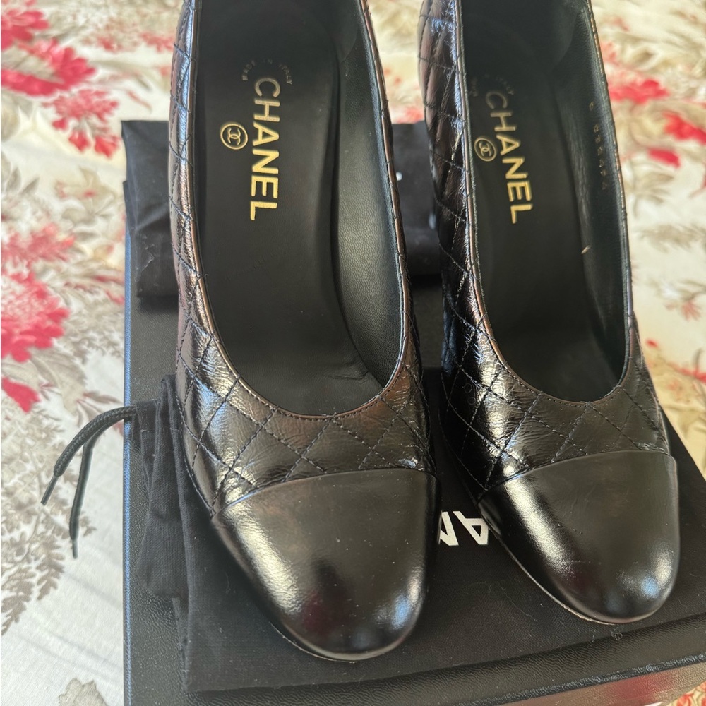 CHANEL QUILTED LEATHER PUMPS - Picture 2 of 5